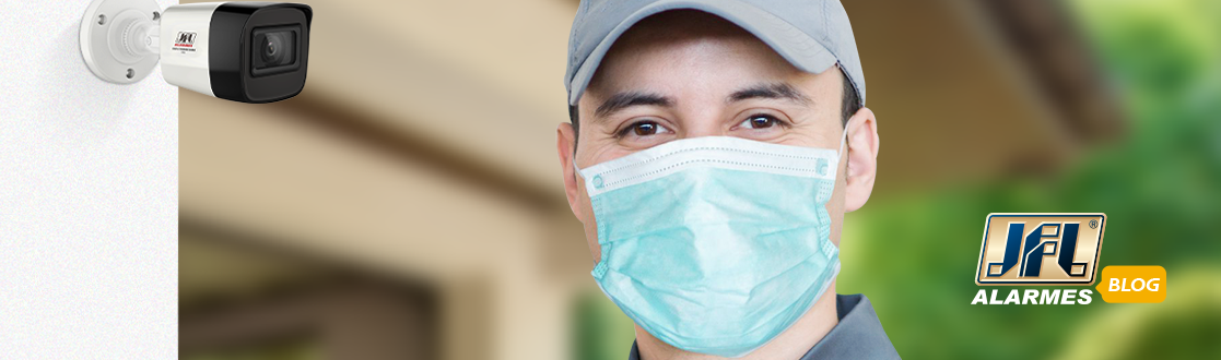 Técnico de segurança JFL com máscara atendendo o cliente