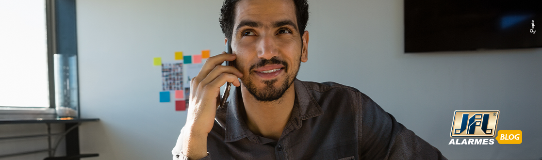 Home falando ao celular com o cliente