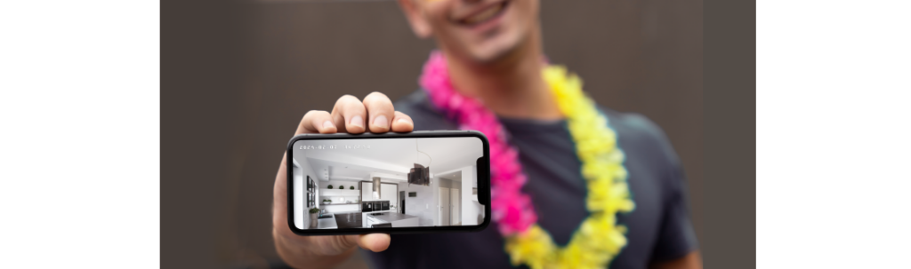 Pessoa verificando o sistema de câmeras wi-fi pelo smartphones. 