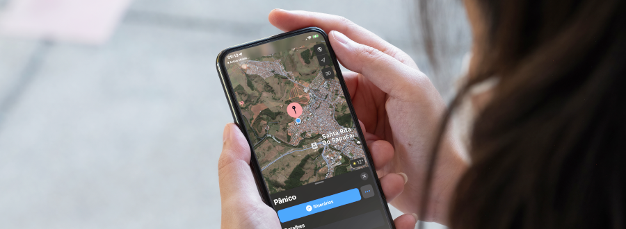 Função pânico que, ao ser ativada, envia uma notificação acompanhada pela localização geográfica exata da usuária aos celulares de contatos previamente selecionados como confiáveis e/ou empresa de monitoramento.