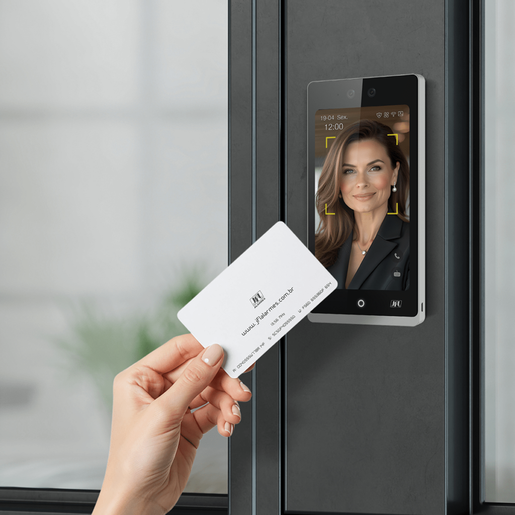 Terminal facial Acessus 4000F JFL Alarmes libera o acesso via facial, RFID, ou senha, ou também dupla autenticação
